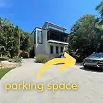 Normalbnb - 2 Blocks From Restaurants, Bars, Hospital